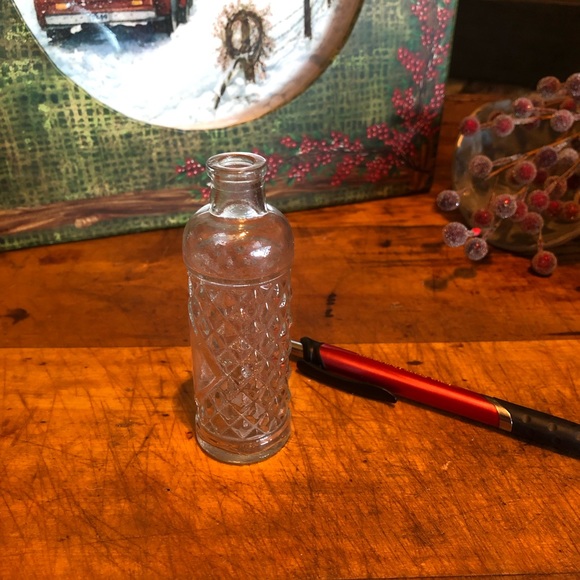 Vintage Other - Vtg small bottle, clear, raised diamonds design 🎁